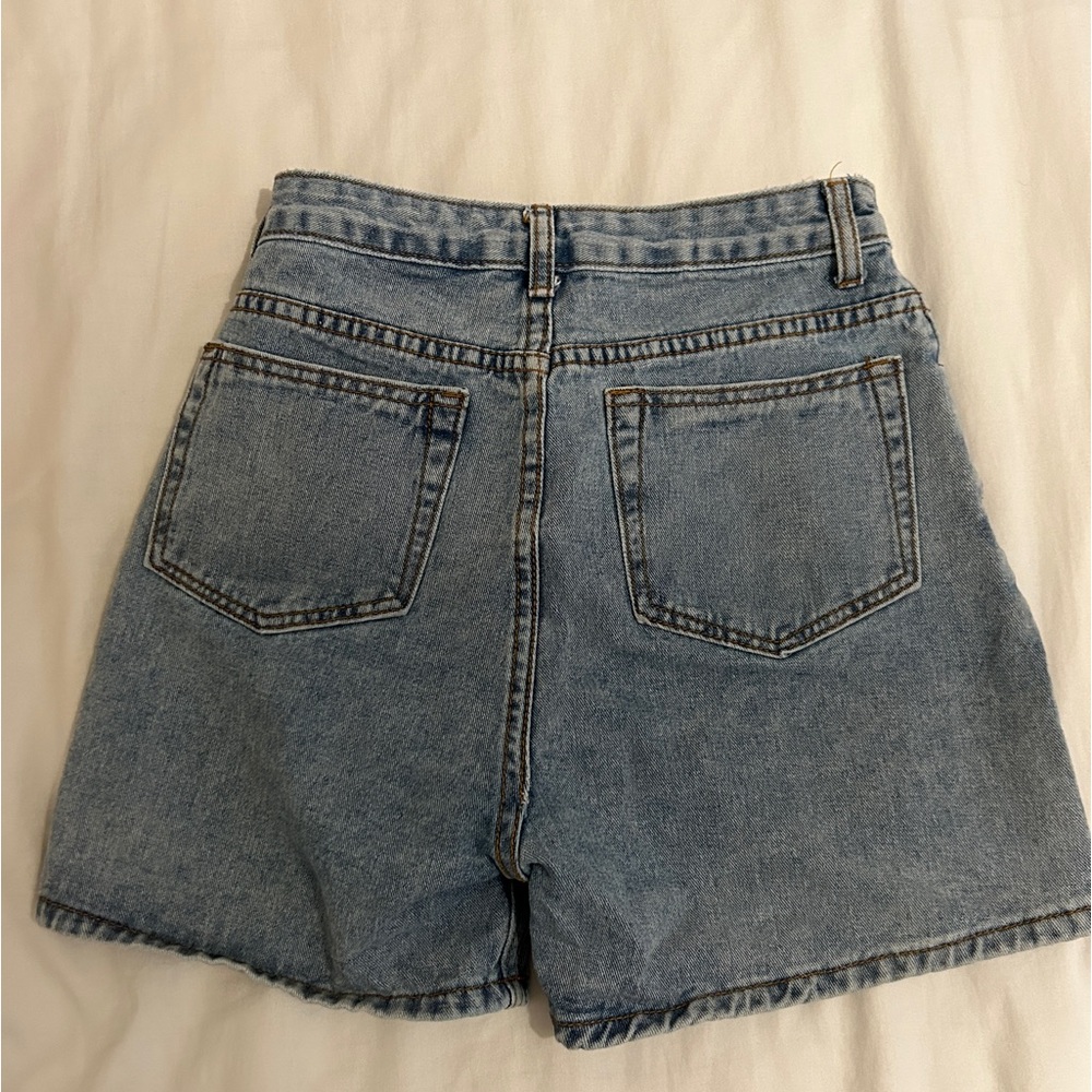 Medium length jeans shorts - Picture 2 of 4